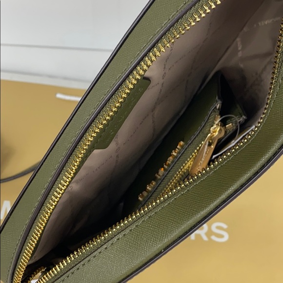 ❤️Michael Kors EW Crossbody & Coin Pouch wallet - Picture 8 of 9